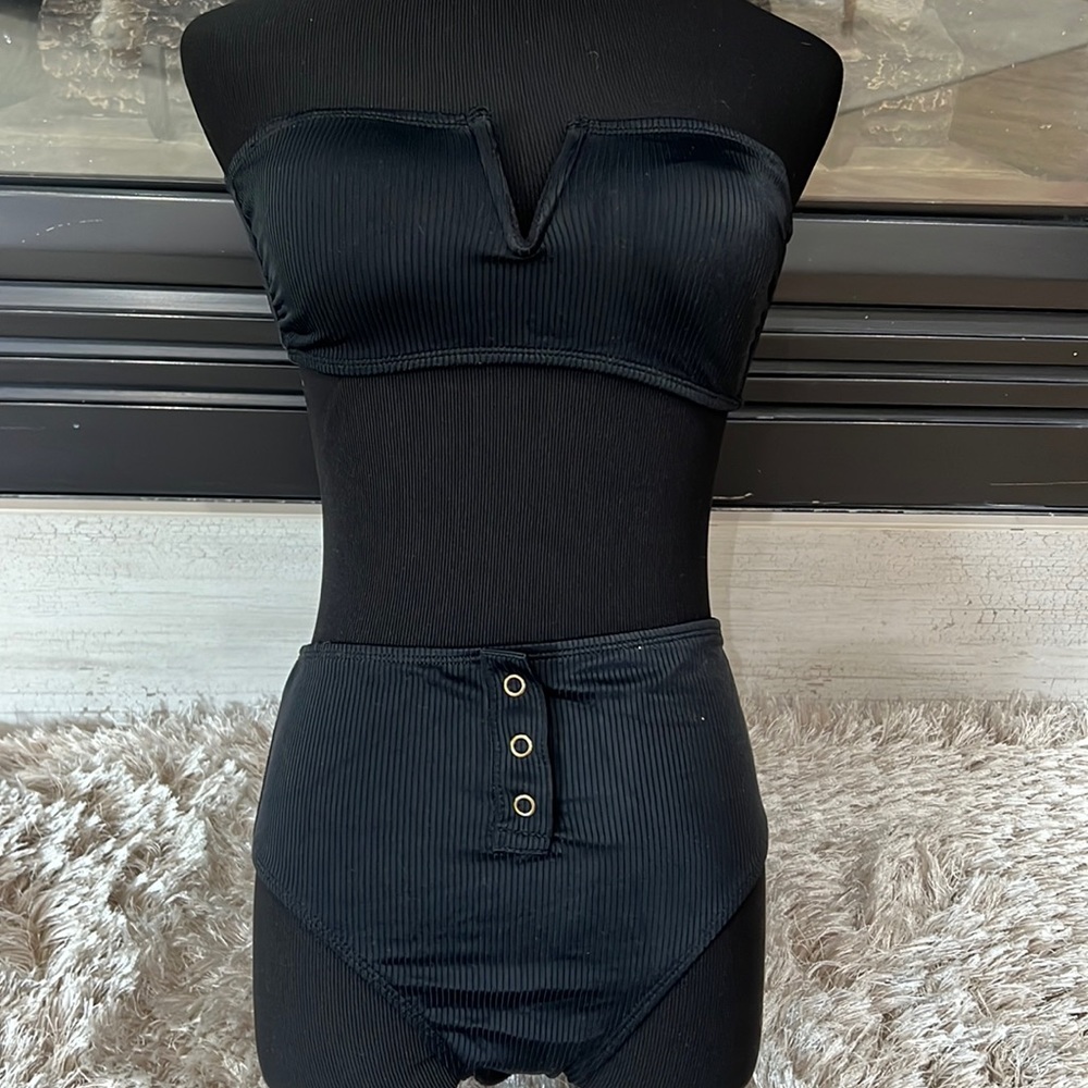 Black strapless bikini